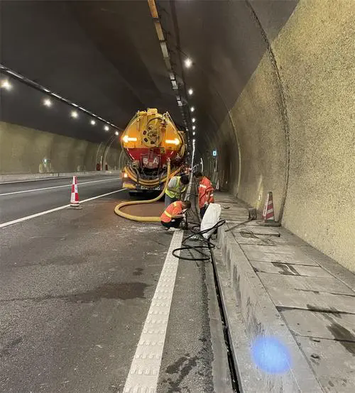 达川隧道排水渠清淤